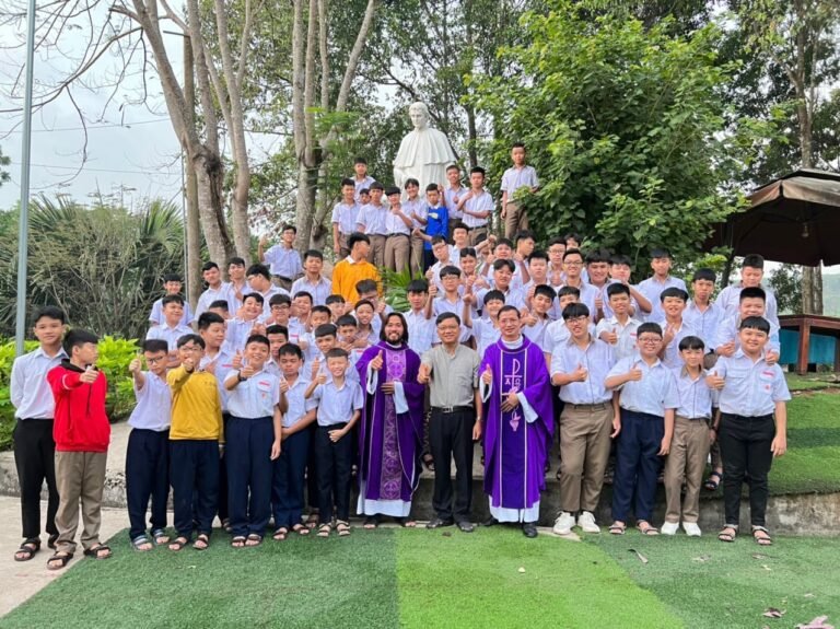 Quý Cha Truyền Giáo Viếng Thăm Cộng Đoàn Don Bosco Tân Cang 278140588_511771293945752_995916358782525183_n