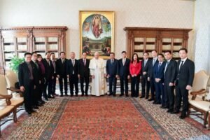 duc-tong-giam-muc-gallagher-trao-doi-ve-cuoc-gap-go-cua-duc-thanh-cha-voi-phai-doan-viet-nam-2